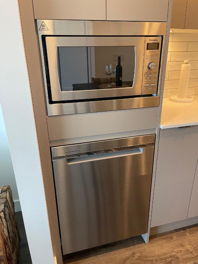 Awesome View 21 Two Bedroom One Bath Downtown Lake View Near Beach Kelowna Exterior foto